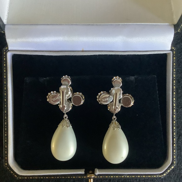 Vintage SCAASI faux pearl & rhinestones clip on earrings. - Picture 4 of 6